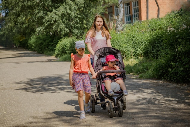 mãe com suas filhas andando em um parque