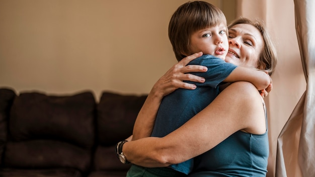 Mãe com tiro médio segurando menino