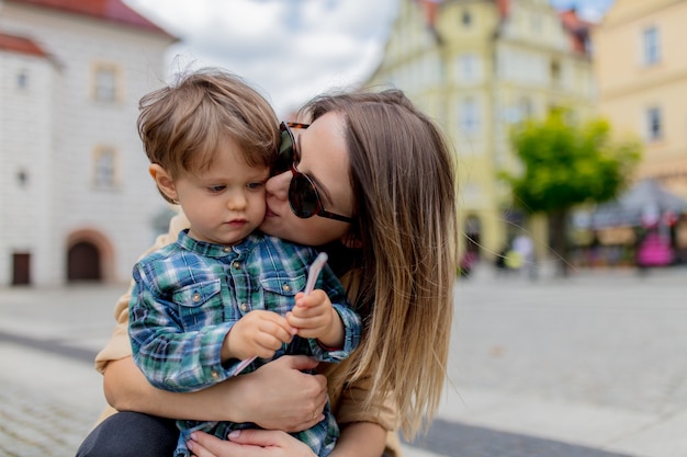 Mãe com um filho pequeno no centro da cidade velha