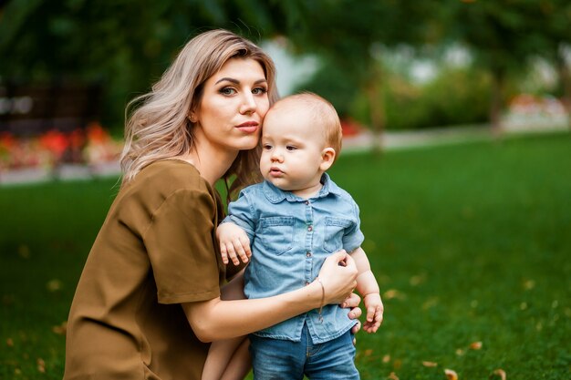 Mãe com uma criança no parque no gramado