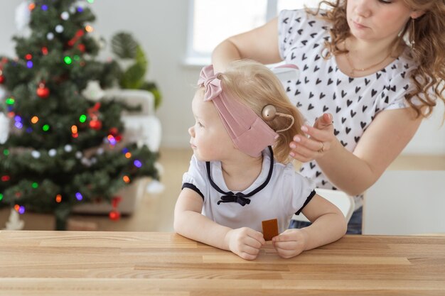 Mãe consertando suas filhas implante coclear surdez e conceito de diversidade inovador