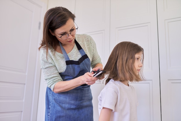 Mãe cortando cabelo para filha em casa, filhos, penteados, cabelo, beleza.