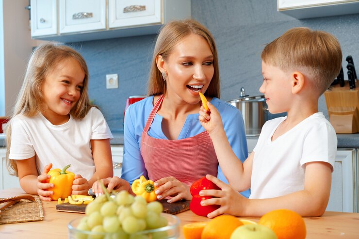 Foto mãe cozinhando com seus filhos na cozinha