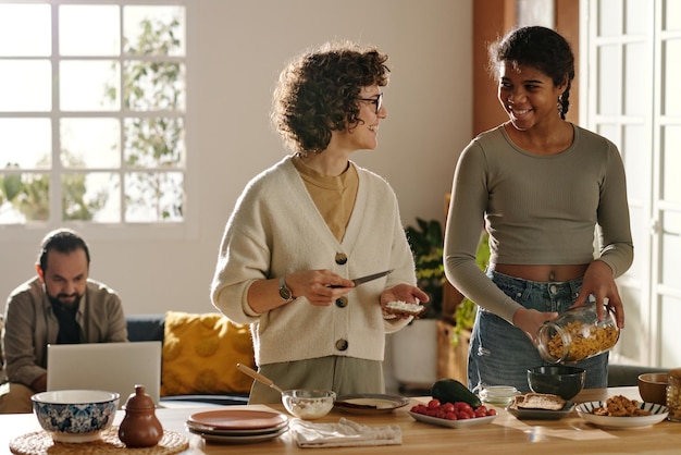 Foto mãe cozinhando junto com sua filha adotiva