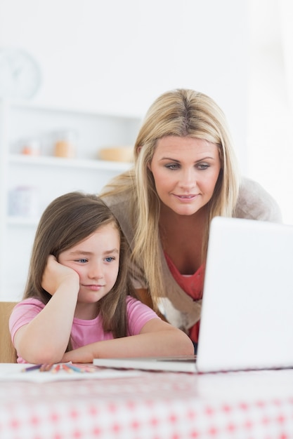 Mãe criança, olhar, laptop