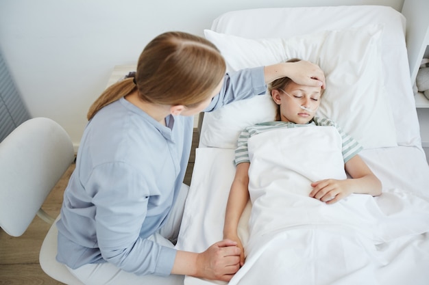 Mãe cuidando de criança doente no hospital