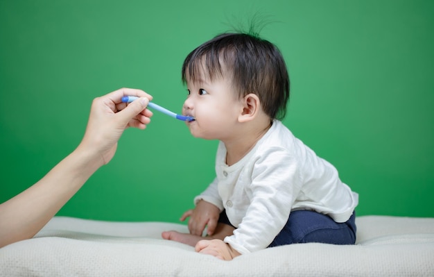 Mãe dando comida para seu filho