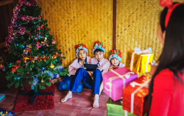 mãe dando presentes para as crianças no festival de Natal.