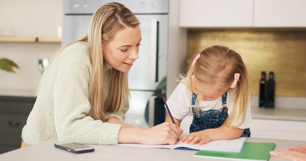 Mãe de educação e criança aprendendo a escrever ou desenhar para lição de casa ou projeto de escola de jardim de infância em uma casa Desenvolvimento de apoio e mamãe ajudando ou trabalhando com uma aluna inteligente e criativa