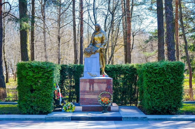 Mãe de luto do monumento no parque Minsk de Chelyuskintsev