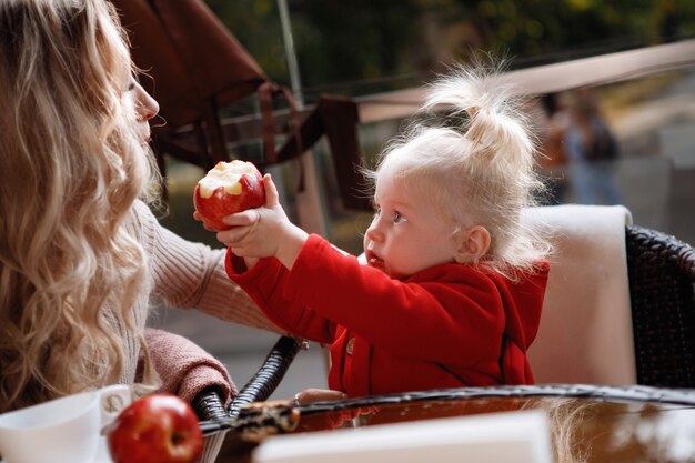 Mãe de mulher com filha em uma mesa em um café. Casal tradicional feliz, felicidade familiar.