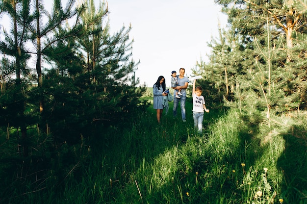 Mãe de pai de família e crianças no campo