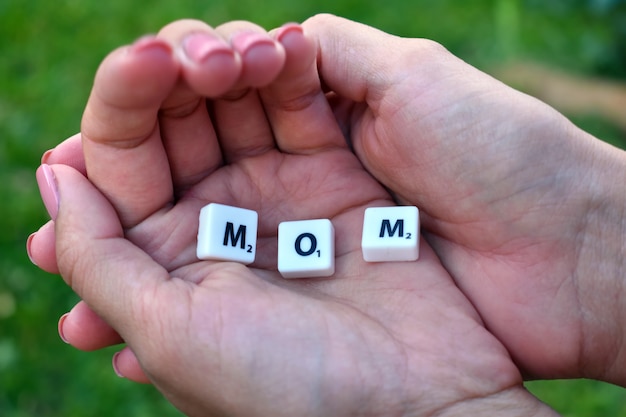 Foto mãe de palavra de letras e símbolos. palmas da mãe feminina.