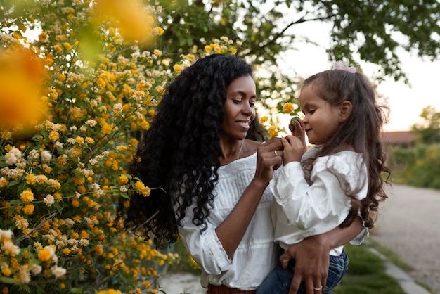 Foto mãe de tiro médio segurando a filha