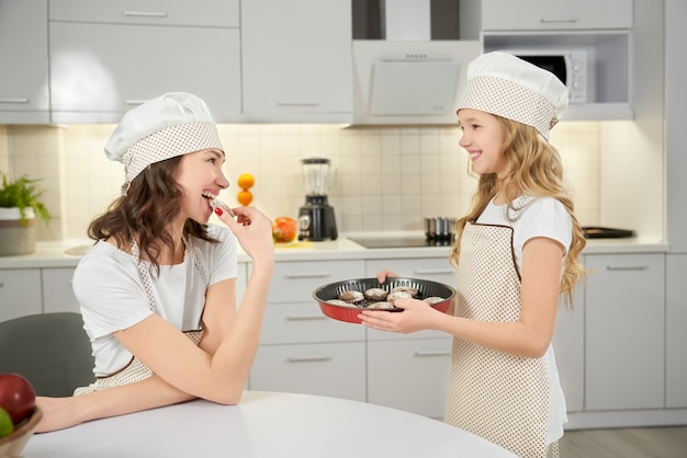 Mãe, degustação de biscoitos feitos pela filha.