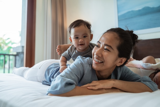 Mãe deitada na cama com a filha