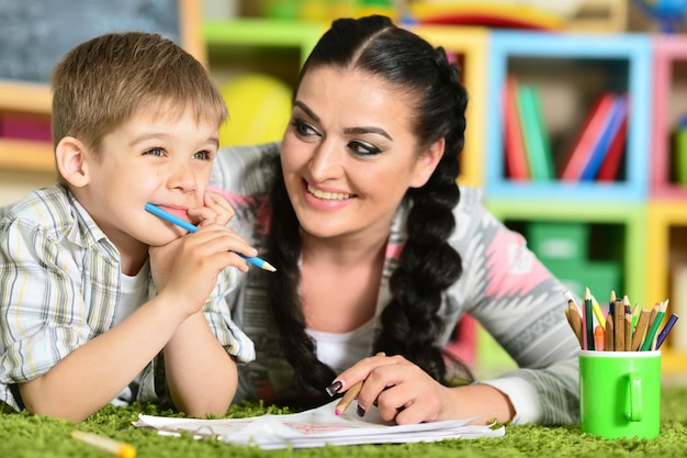 Mãe desenhando com filho pequeno