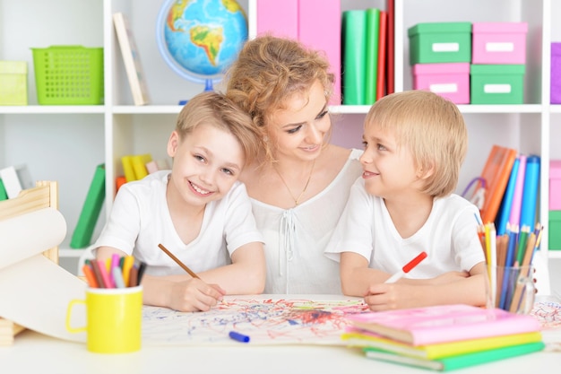 Mãe desenhando com filhos fofos