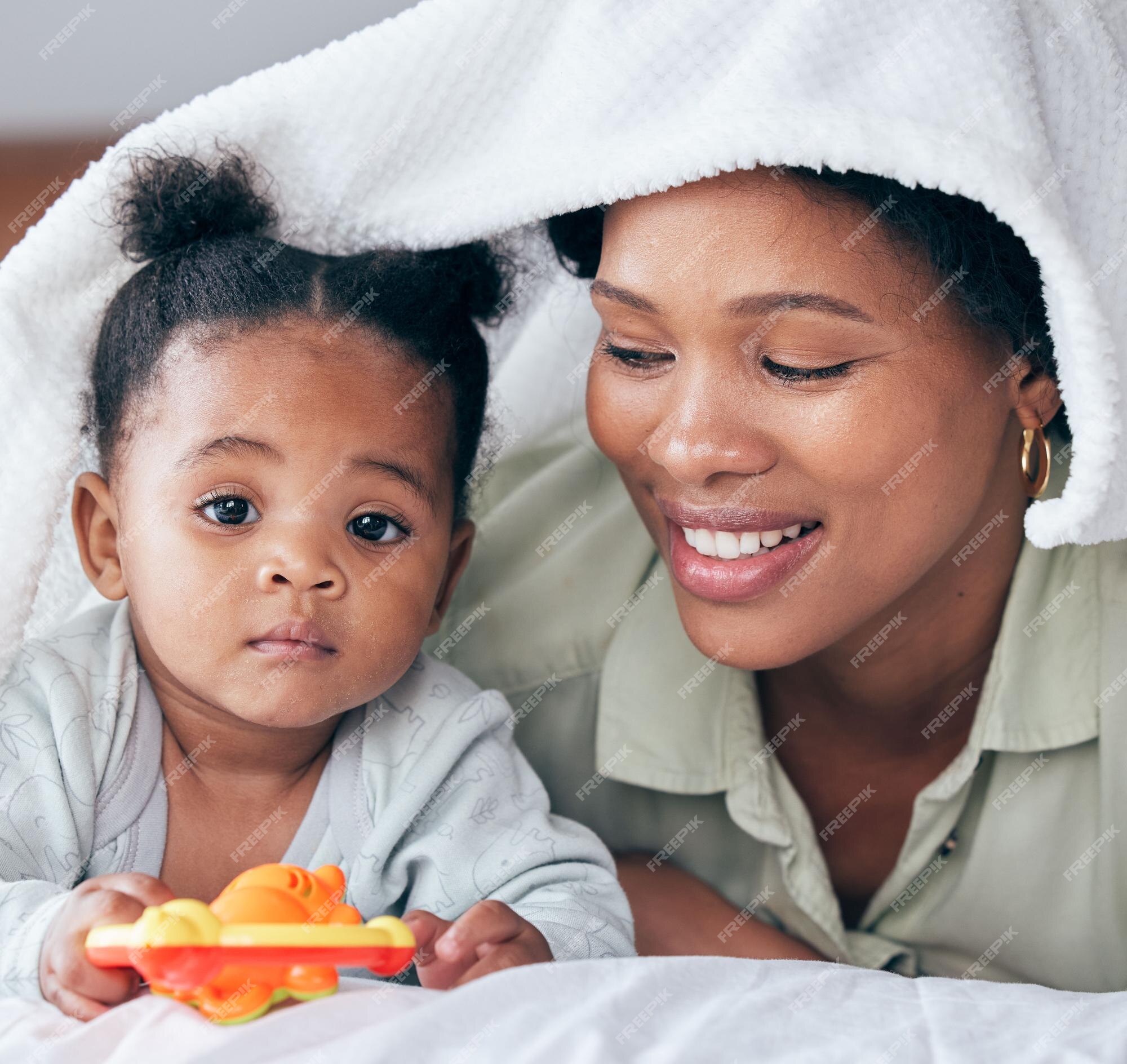 Sorriso relaxado e retrato de menina negra e tablet no chão da