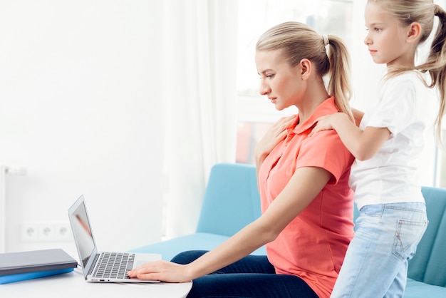 Mãe é apaixonada por trabalhar em um laptop.