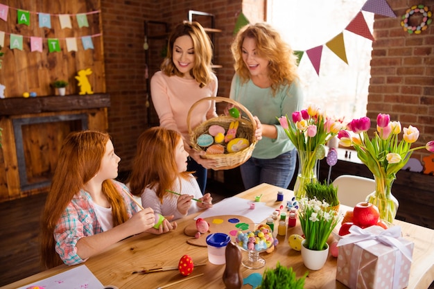 mãe e avó com crianças pintando