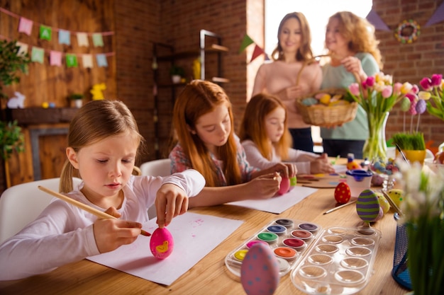 mãe e avó com crianças pintando