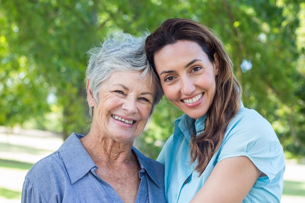 mãe e avó sorridentes