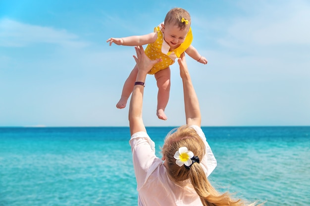 Mãe e bebê à beira-mar