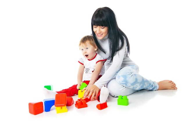 Mãe e bebê brincando com um brinquedo de blocos de construção