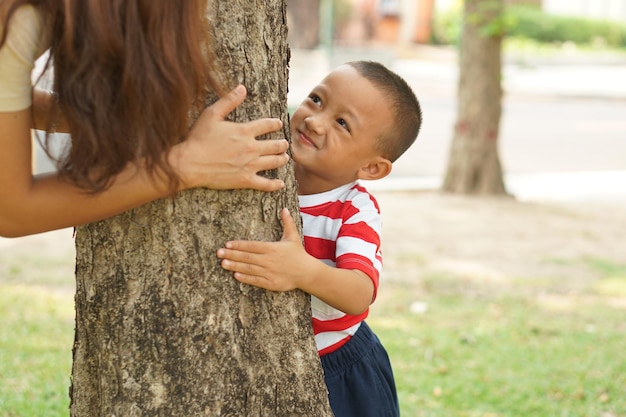 Mãe e bebê brincando no parque alegremente