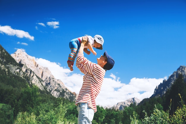 Mãe e bebê com montanhas em um fundo família passa as férias de verão nas dolomitas