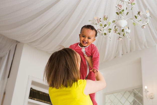 Mãe E Bebê De Raça Mista Que Joga Em Casa.