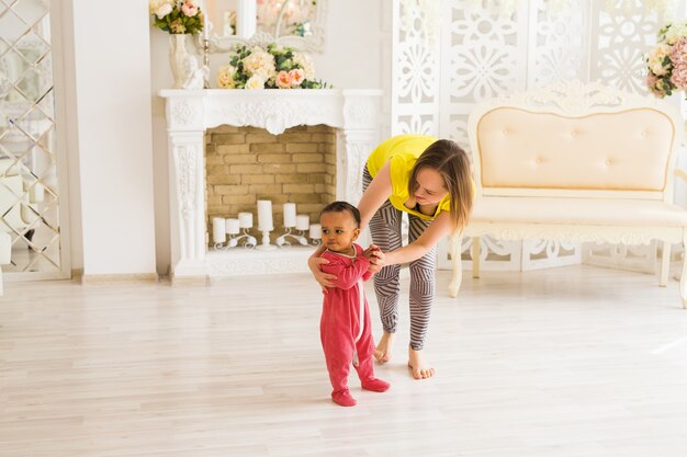 Mãe E Bebê De Raça Mista Que Joga Em Casa.