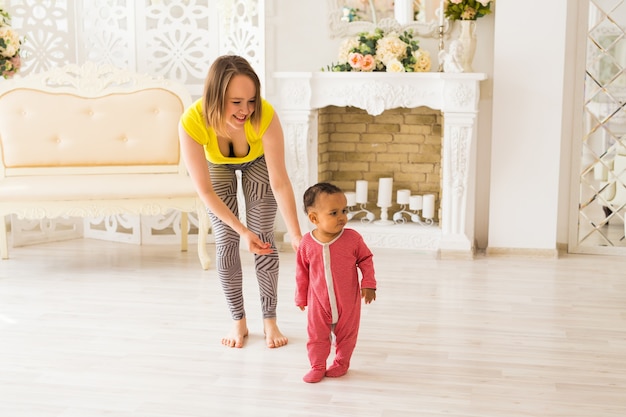 Mãe E Bebê De Raça Mista Que Joga Em Casa.