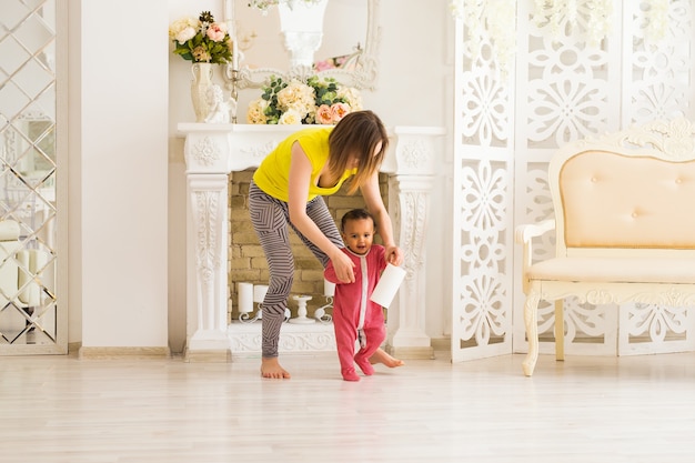 Mãe E Bebê De Raça Mista Que Joga Em Casa.