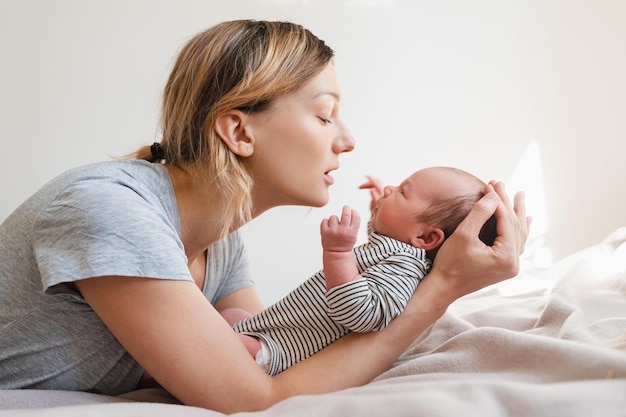 Foto mãe e bebé em casa feliz maternidade e família