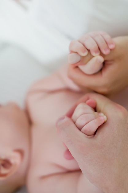 Mãe e bebê infantil de mãos dadas