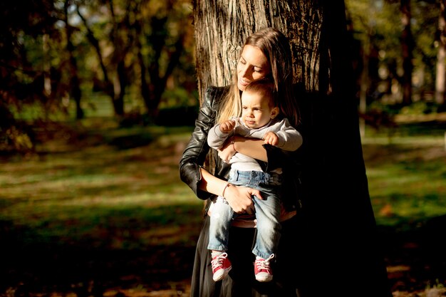 Foto mãe e bebê menino no parque outono