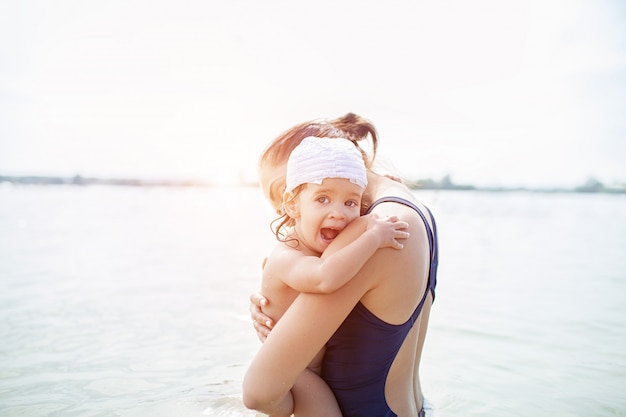 Mãe e bebê na água.