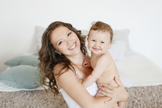 Mãe e bebê na cama