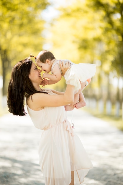 Mãe e bebê no parque de verão