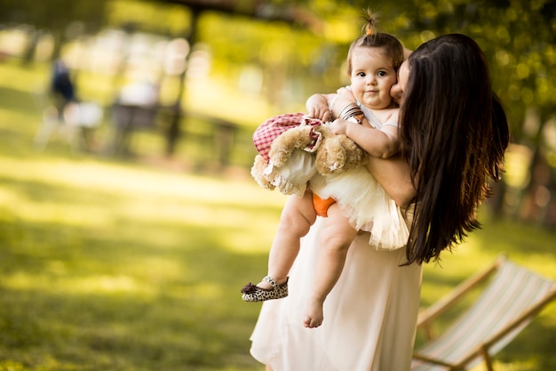 Mãe e bebê no parque de verão