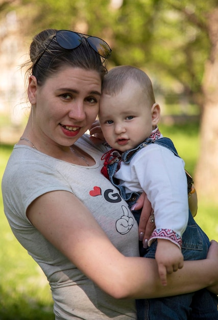 Mãe e bebê no parque