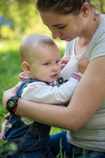 Mãe e bebê no parque