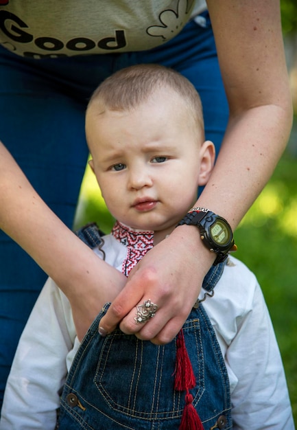 Mãe e bebê no parque