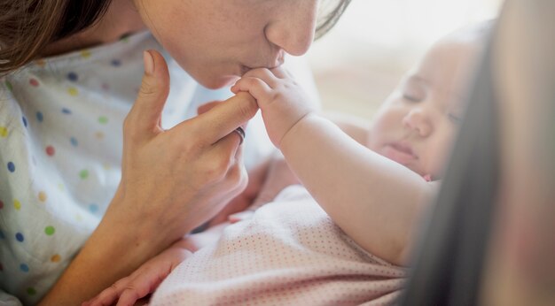 Mãe e bebê recém-nascido amor emocional família