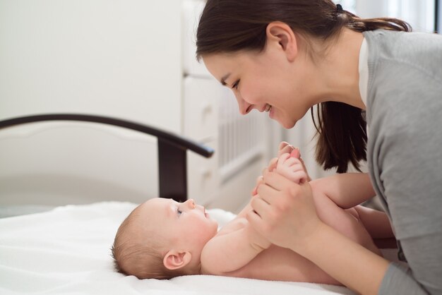 Mãe e bebê recém-nascido amor família emocional.