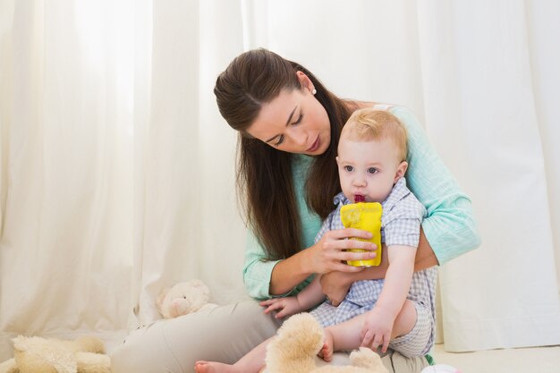 Mãe e bebê sentados no chão