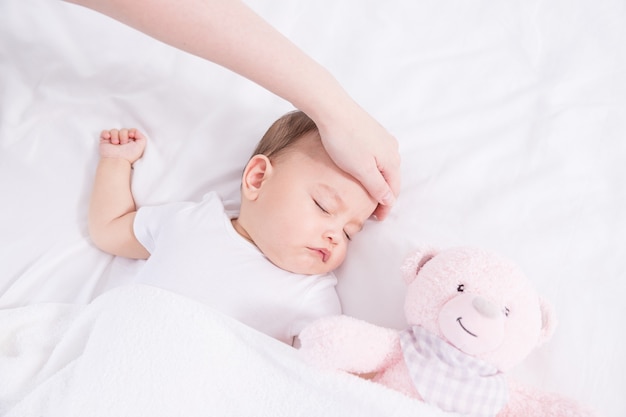 Mãe e bebê tocando a testa