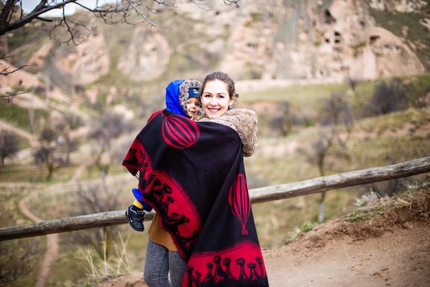 Mãe e bebê viajando desfrutando de férias ativas nos vales da Capadócia Turquia